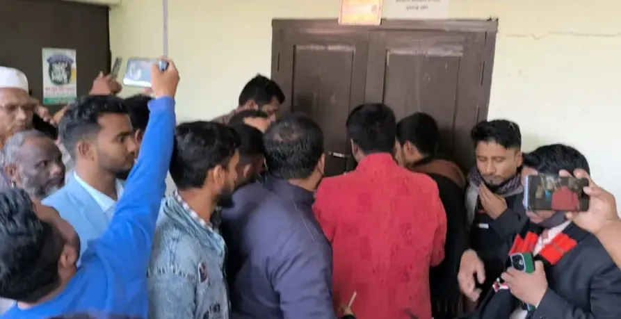 জামায়াতের প্রার্থী দেওয়ার দাবিতে দলীয় কার্যালয়ে কর্মীদের তালা